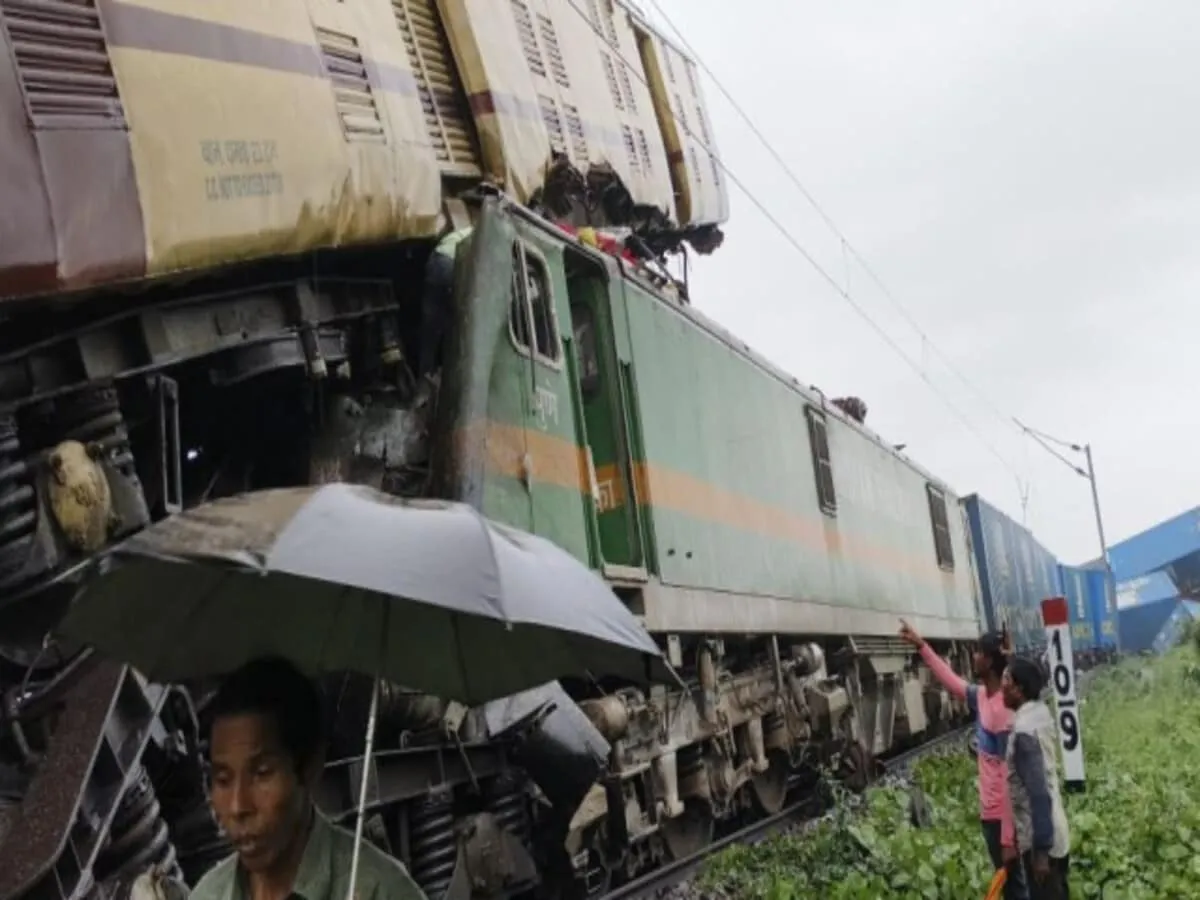 train accident in Bengal goods train collides with Kanchenjunga Express  Many passengers reported injured - बंगाल में बड़ा रेल हादसा, कंचनजंगा  एक्सप्रेस से टकरा गई मालगाड़ी; कम से कम 5 की मौत,