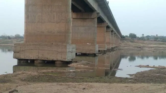 बराकर नदी पर बने पुल के नीचे से बालू निकाल रहे माफिया - Mafia removing sand  from under the bridge on Barakar river, danger on bridge - Jharkhand  Dhanbad State News