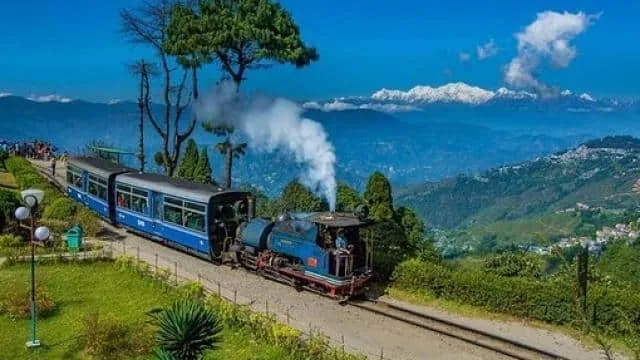 Darjeeling is called Queen of Hills know the best destination here -  दार्जिलिंग को कहा जाता है 'पहाड़ों की रानी', जानें यहां की बेस्ट डेस्टिनेशन  , लाइफस्टाइल न्यूज