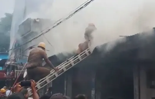 Siliguri Bidhan Market Fire: Massive Blaze Erupts at Cloth Shop, Spreads to  Nearby Stores (Watch Video) - www.lokmattimes.com