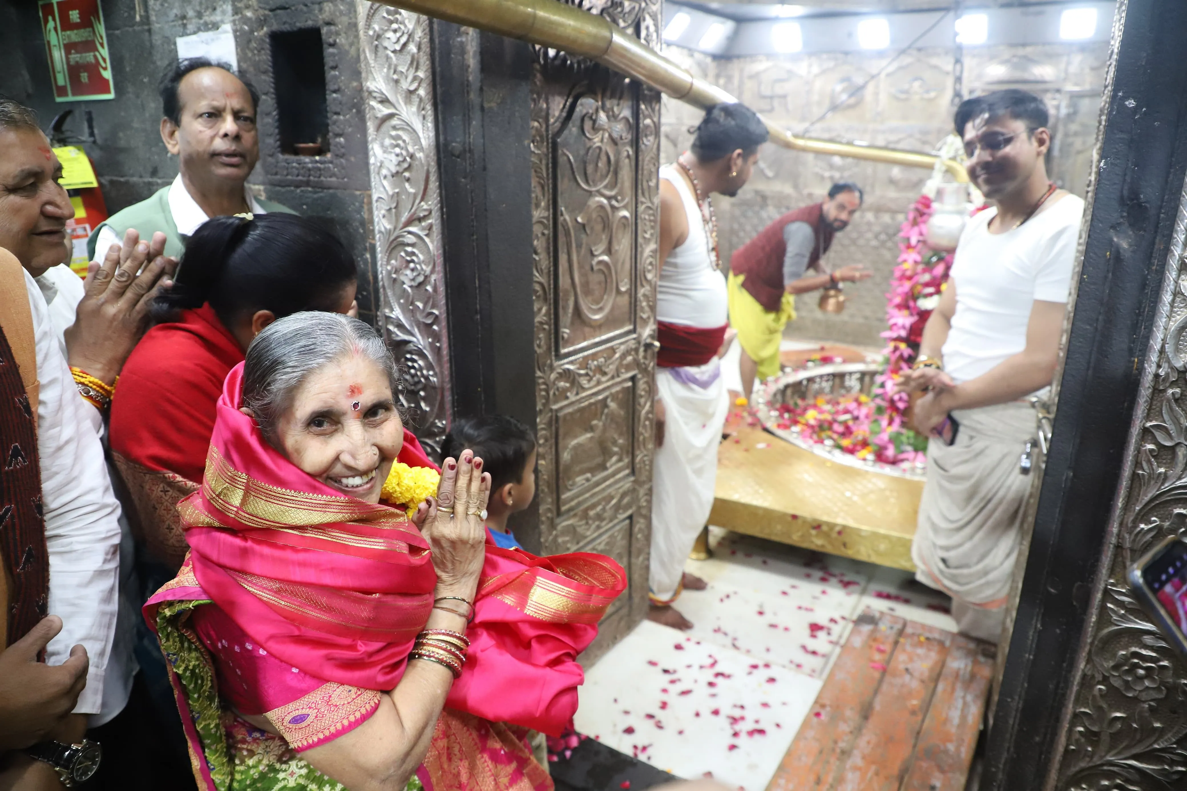 Pm Modi Wife Ujjain Visit: Prime Minister Narendra Modi Wife Jashodaben  Offers Prayers At Mahakaleshwar Temple - Madhya Pradesh News - Ujjain News: पीएम नरेंद्र मोदी की पत्नी जशोदाबेन पहुंचीं बाबा महाकाल के