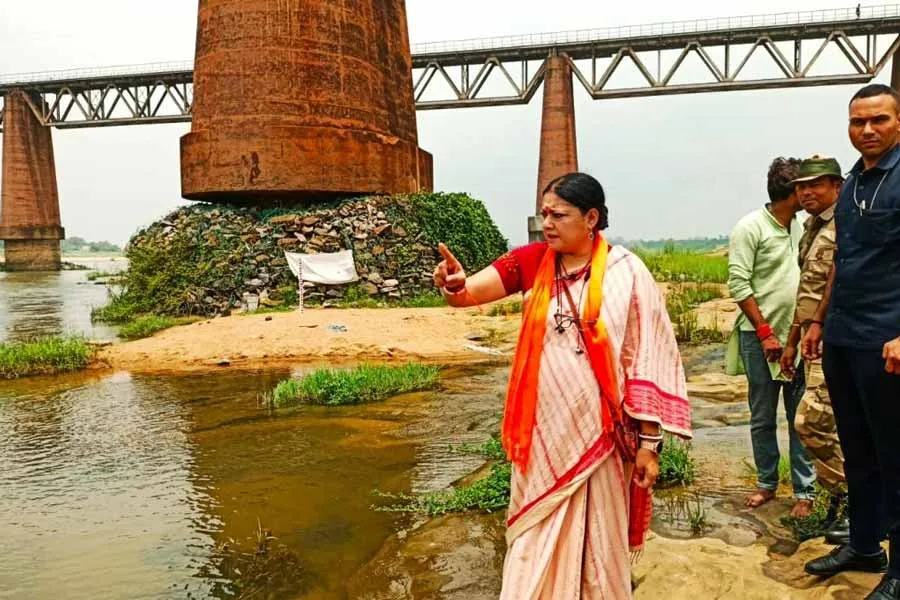 রেলসেতু পরিদর্শনে অগ্নিমিত্রা।