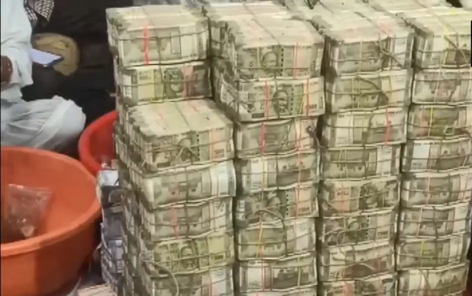 Sanwaliya Seth Mandir Donation Reveals 17 crore Cash 68 kg Silver and 2 kg  gold biscuits See Photos | 17 करोड़ कैश, 68 किलो चांदी और कई किलो सोना...  सांवलिया सेठ मंदिर