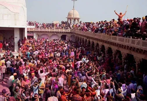 স্বয়ং শ্রীকৃষ্ণ হোলি খেলে রঙিন হতেন এখানে, চাক্ষুস করুন ব্রজভূমির রঙ্গোৎসব  | Holi Festival in Mathura and Vrindavan