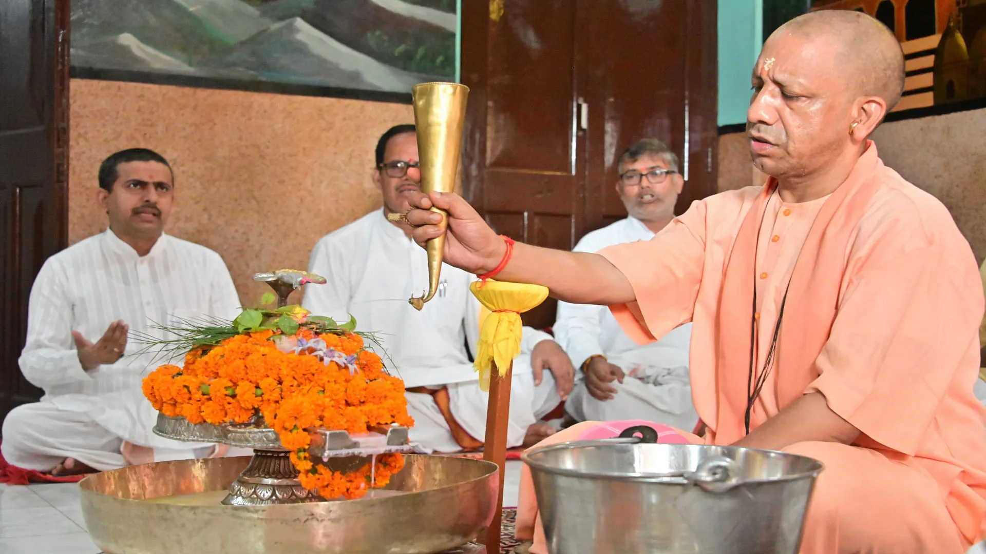 Occasion Of Guru Purnima, Cm Yogi Took Blessings By Performing Rudrabhishek  At Gorakhpur Gorakhnath Temple - Amar Ujala Hindi News Live - गुरू पूर्णिमा:गोरखनाथ  मंदिर में Cm योगी ने किया रूद्राभिषेक, इस