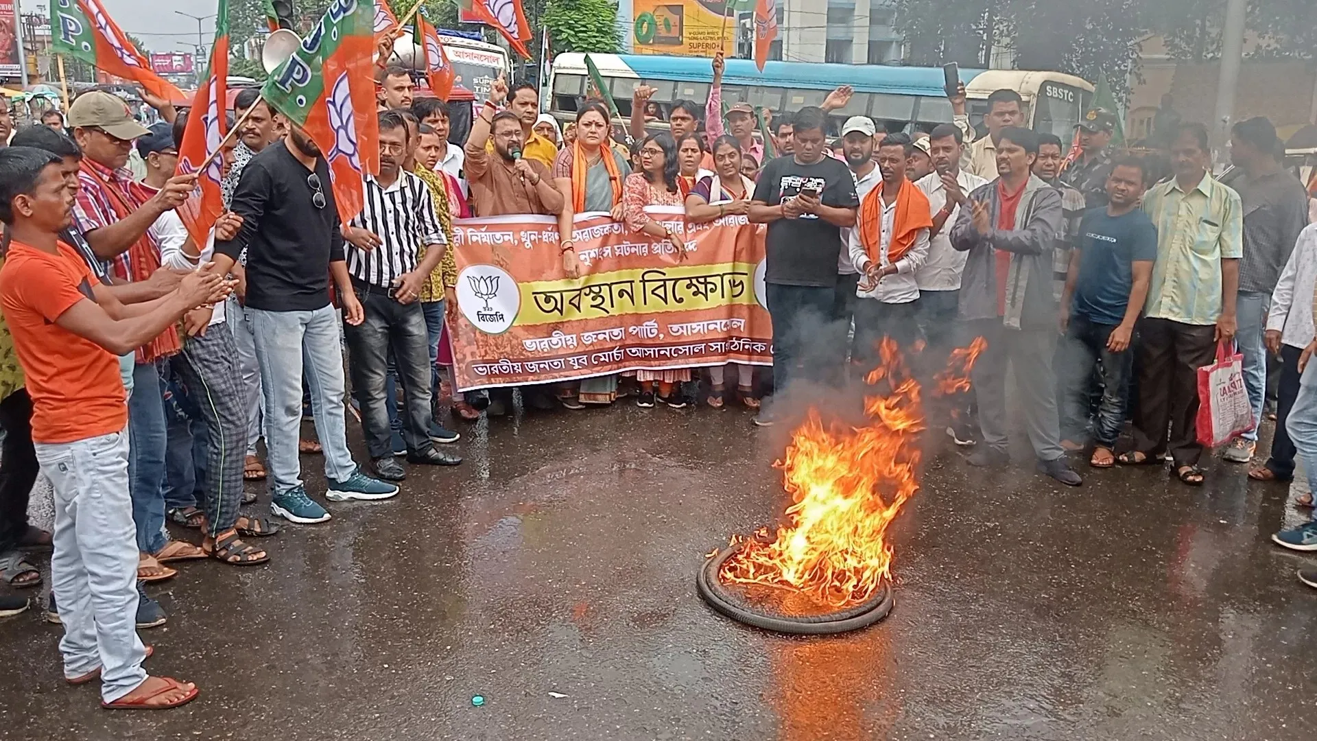 अग्निमित्रा की धमकी मुख्यमंत्री  आज रात 12 बजे तक दे इस्तीफ़ा  नही तो कल  नबन्नो का होगा घेराव  चक्का जाम, कर आरजीकर घटना का विरोध।