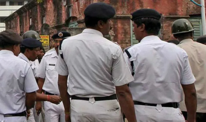Kolkata Police White Dress Code: कोलकाता पुलिस क्यों पहनती है सफेद Uniform,  जानें क्या है असल वजह