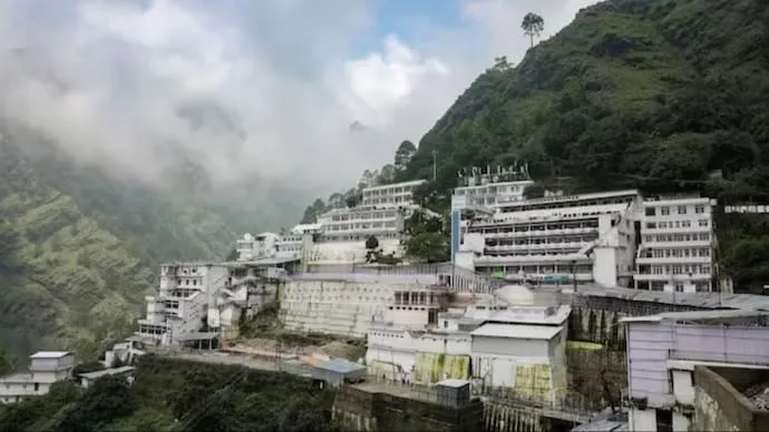 Vaishno devi temple records highest number of pilgrims in a decade | वैष्णो  देवी: 2024 में एक करोड़ श्रद्धालु पहुंच सकते हैं माता के दरबार, इंतजाम को  लेकर CEO से मिले NCP