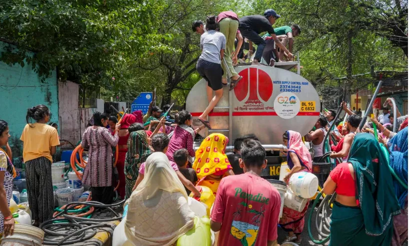 Delhi: दिल्ली में पानी को लेकर मचा हाहाकार, टैंकर के पिछे दौर रहे लोग...