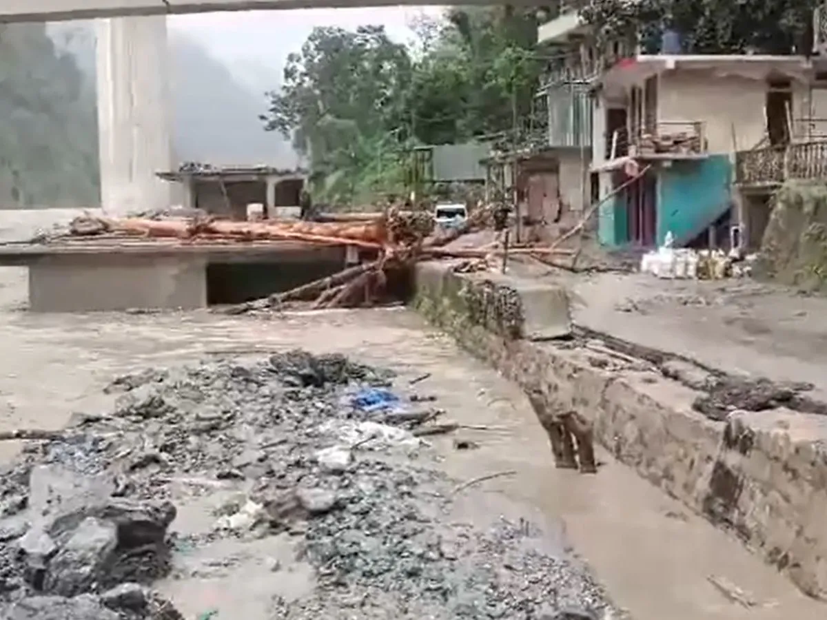 Sikkim Landslide: सिक्किम में बारिश-भूस्खलन से भारी तबाही, 6 की मौत, 1500  पर्यटक फंसे