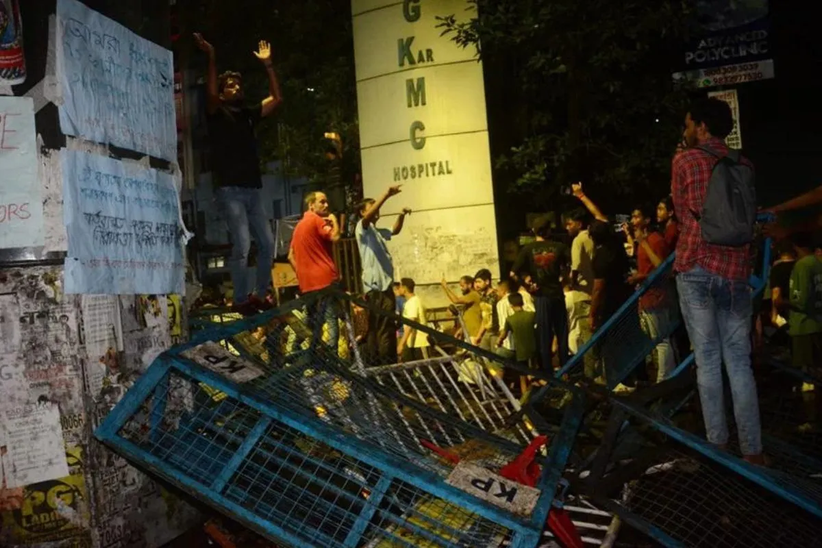 R G Kar Hospital Incident : आरजी कर अस्पताल बना रणक्षेत्र, उत्तेजित लोगों  ने पुलिस की गाड़ी और बैरिकेड तोड़ा