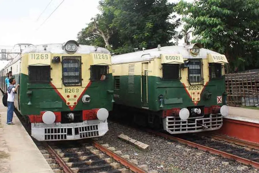 Kolkata Local Train: कोलकाता के लोकल ट्रेन से सफर करने वालों के लिए खास खबर  | Sanmarg