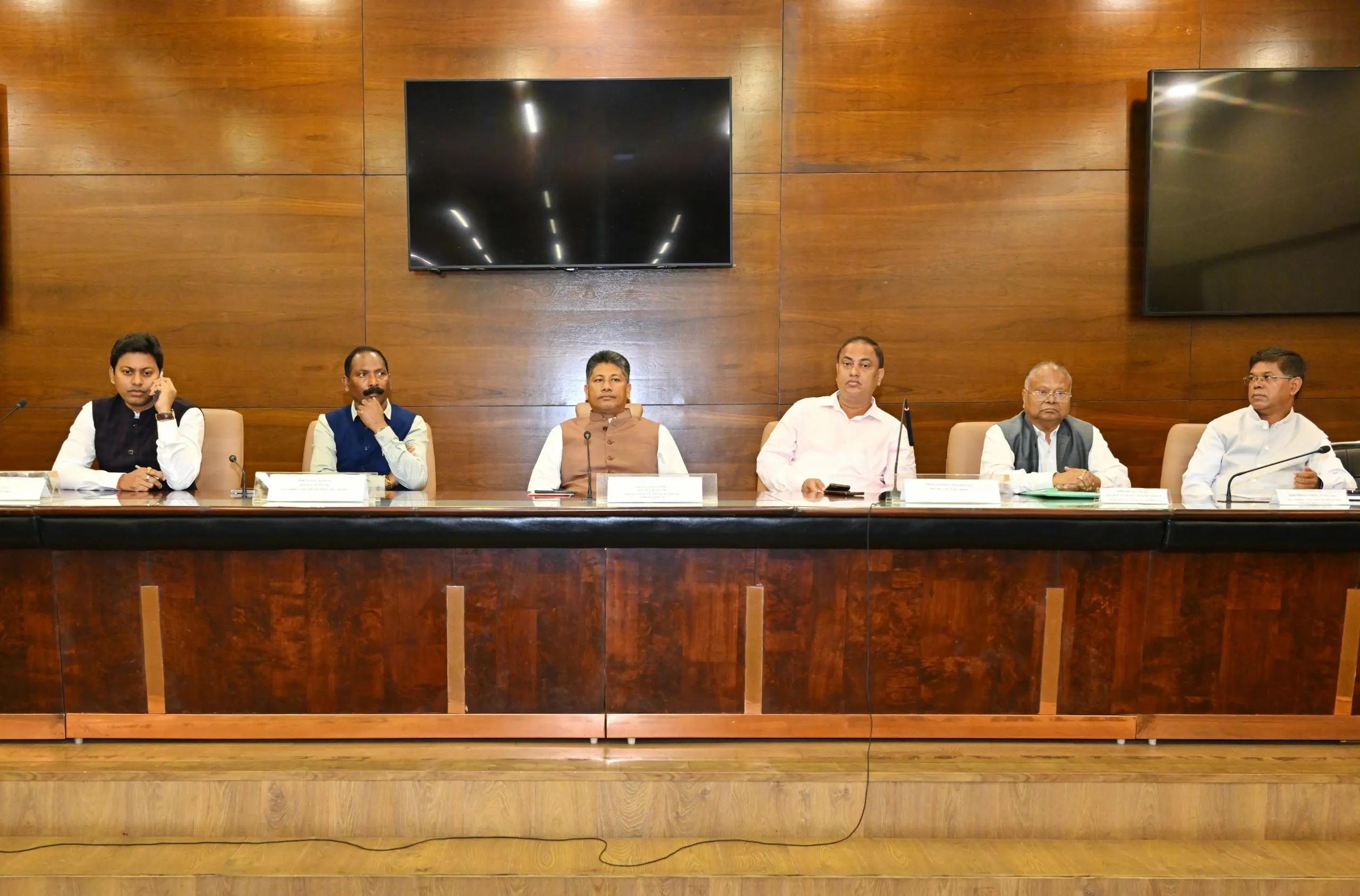 মন্ত্ৰী পীযুষ হাজৰীকা