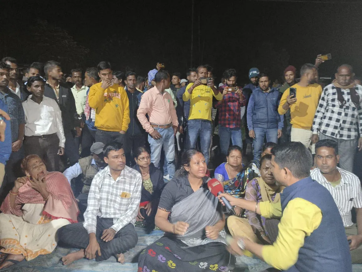 থানাৰ বাহিৰত কংগ্ৰেছ কৰ্মীৰ অৱস্থান