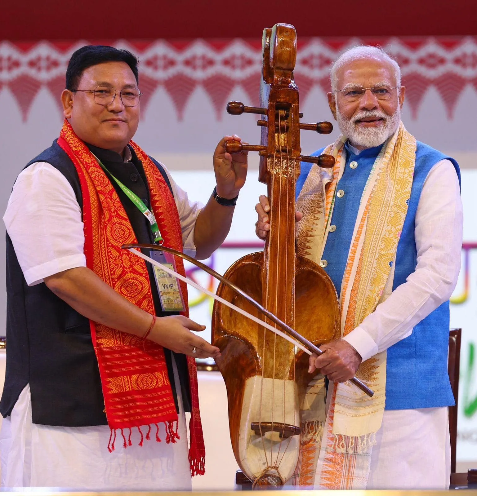 মোডীৰ সৈতে প্ৰমোদ বড়ো