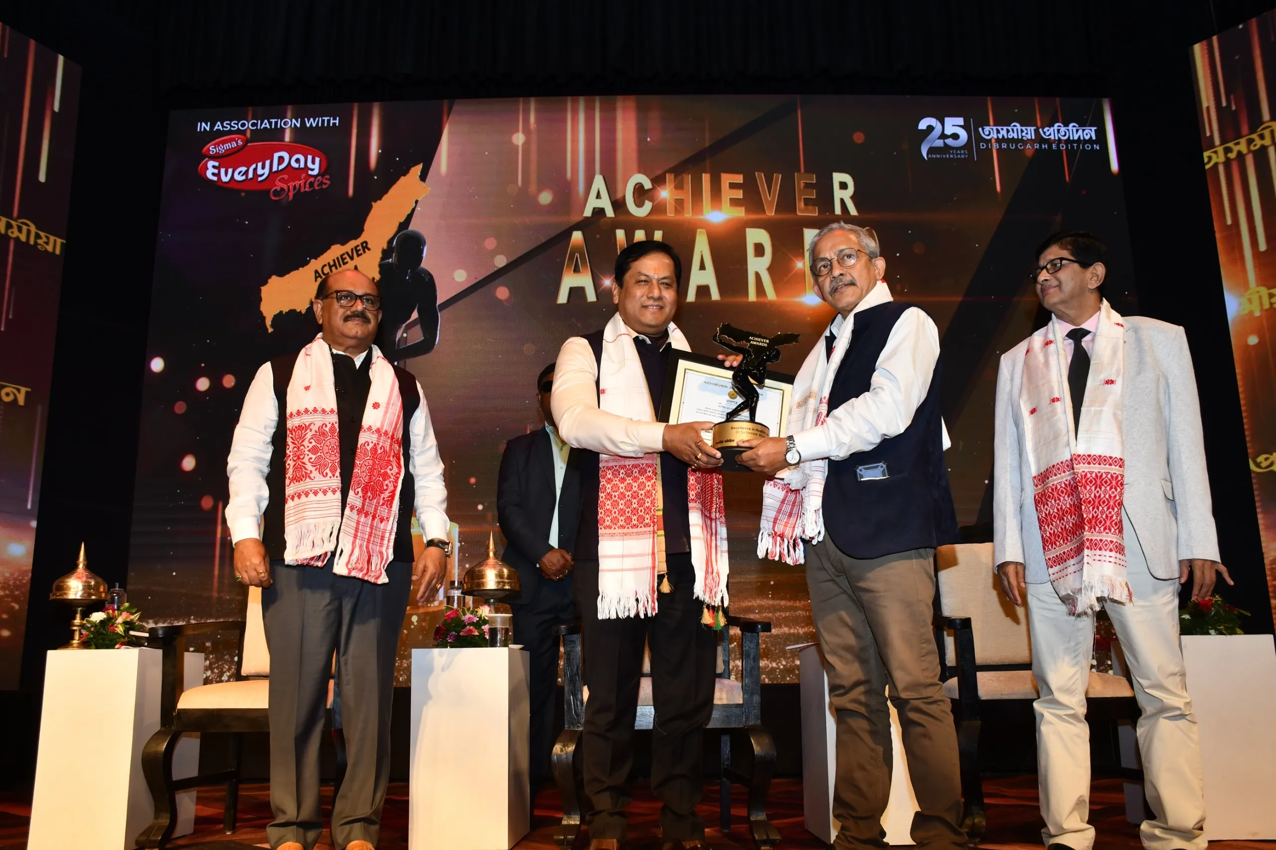 প্রখ্যাত শল্য চিকিৎসক ডাঃ সর্বেশ্বৰ ভূঞালৈ Achiever- Excellence in Health Care Award সন্মান
