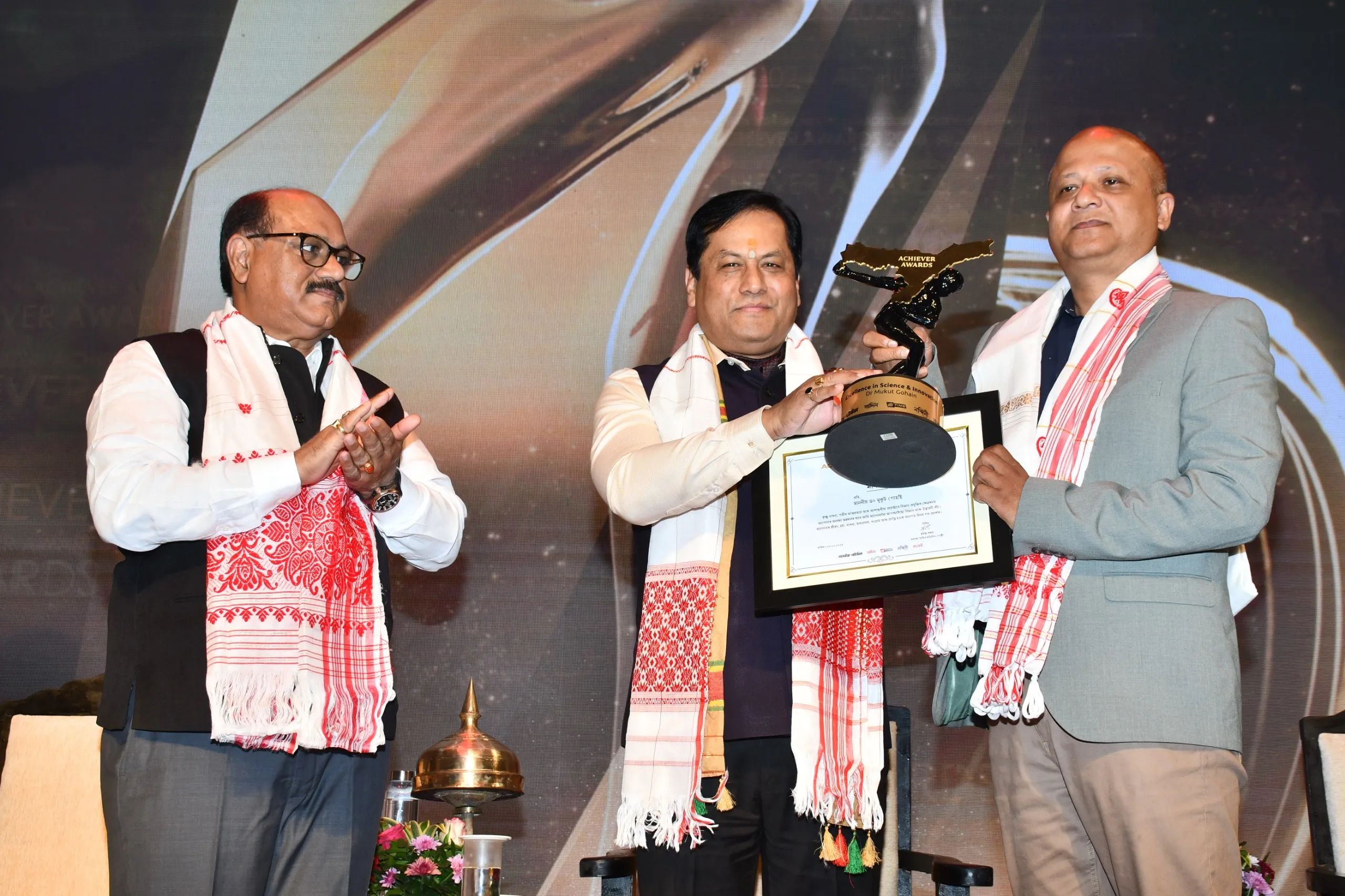 আন্তর্জাতিক খ্যাতিসম্পন্ন বিজ্ঞানী ড০ মুকুট গোহাঁয়লৈ Excellence in Science & Innovation Award সন্মান