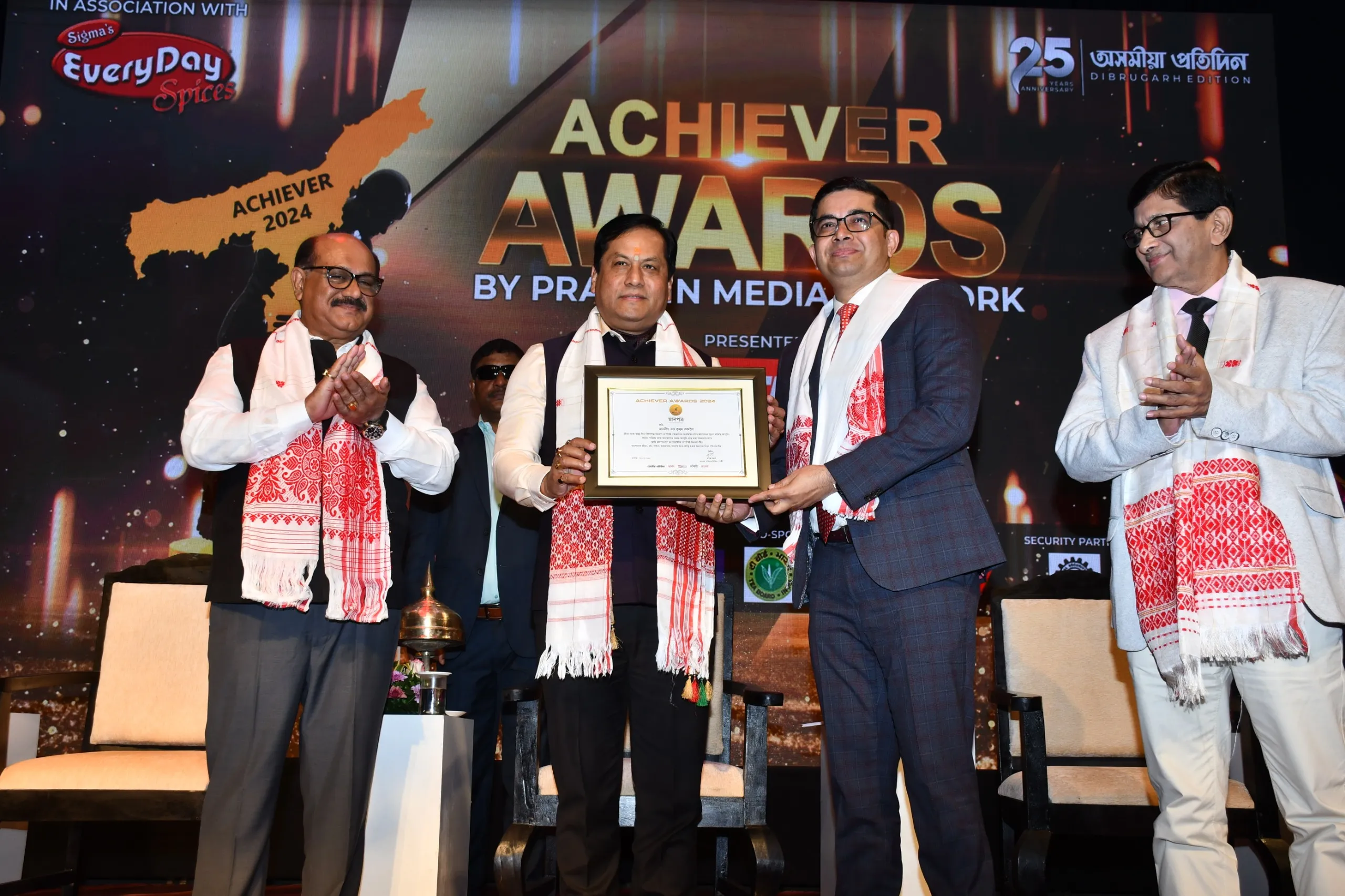 জীৱন আৰু স্বাস্থ্য বীমা বিশেষজ্ঞ ডাঃ কুমুদ বৰদলৈ লৈ Corporate Excellence Award সন্মান