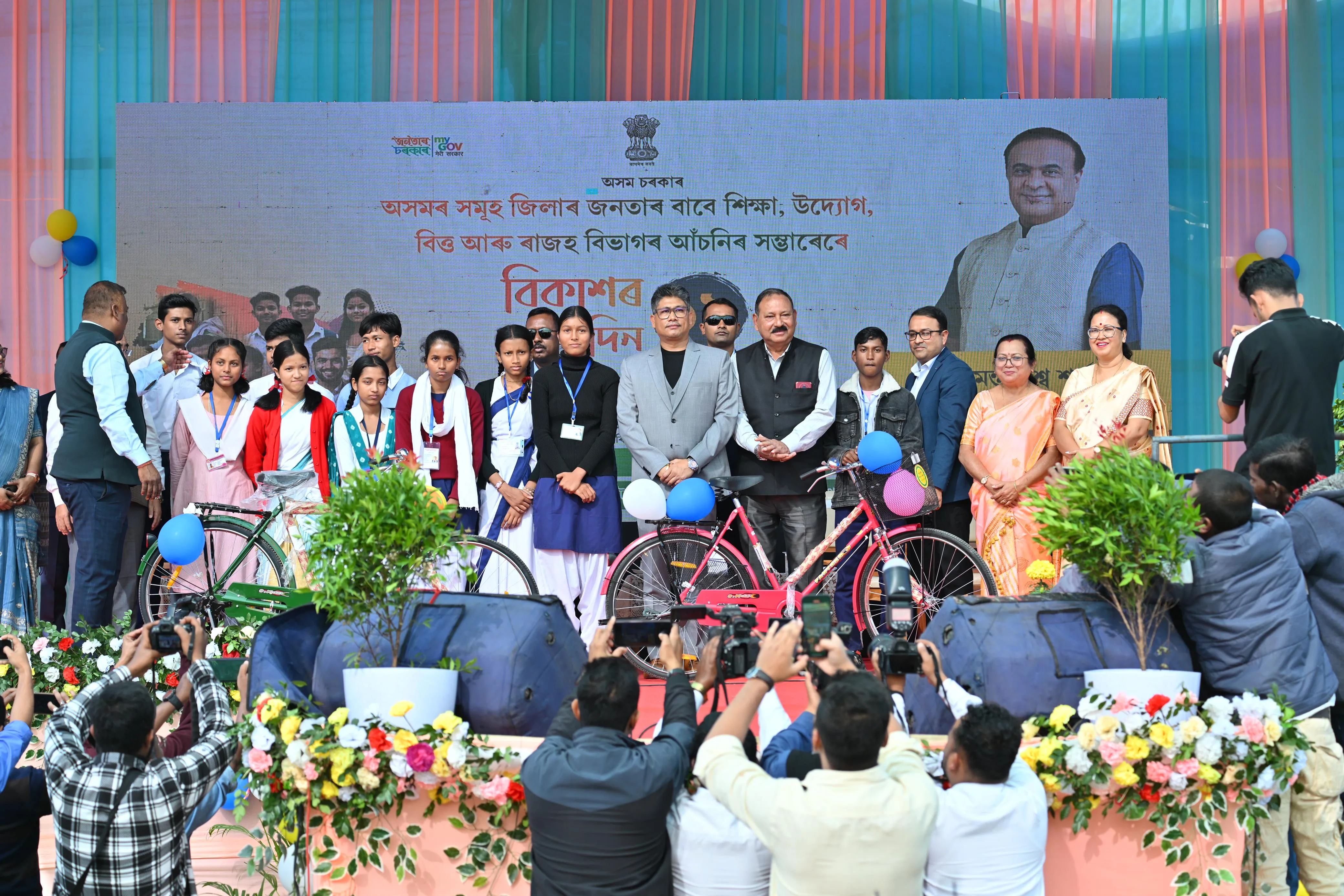 তেজপুৰত বিকাশৰ দিন অনুষ্ঠানঃ মন্ত্ৰী পীযুষ হাজৰীকাৰ অংশগ্ৰহণ...