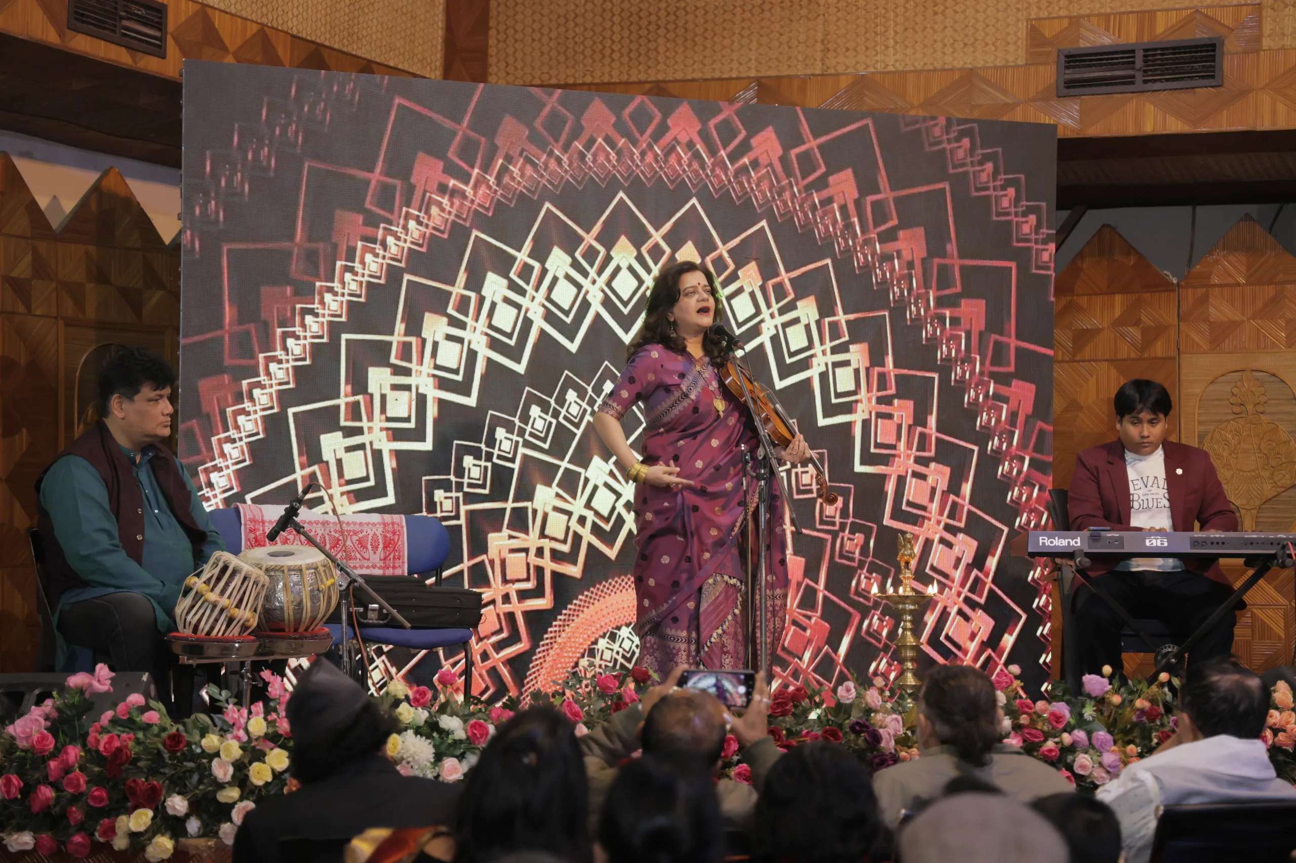 সংগীতৰ মায়াজালেৰে এক সুকীয়া পৰিৱেশৰ সৃষ্টি কৰে আন্তৰাষ্ট্ৰীয় খ্যাতিসম্পন্ন শিল্পী সুনীতা খাউণ্ডে।