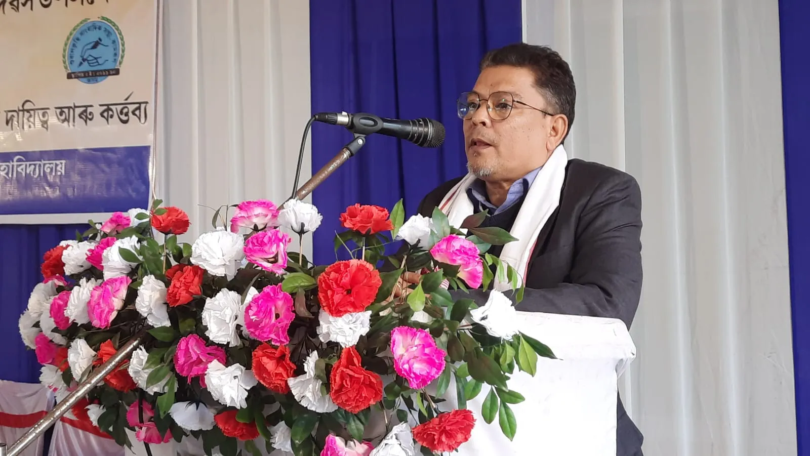 ভাষণৰত অৱস্থাত অধ্যক্ষ ড০ নিহাৰ ৰঞ্জন কলিতা