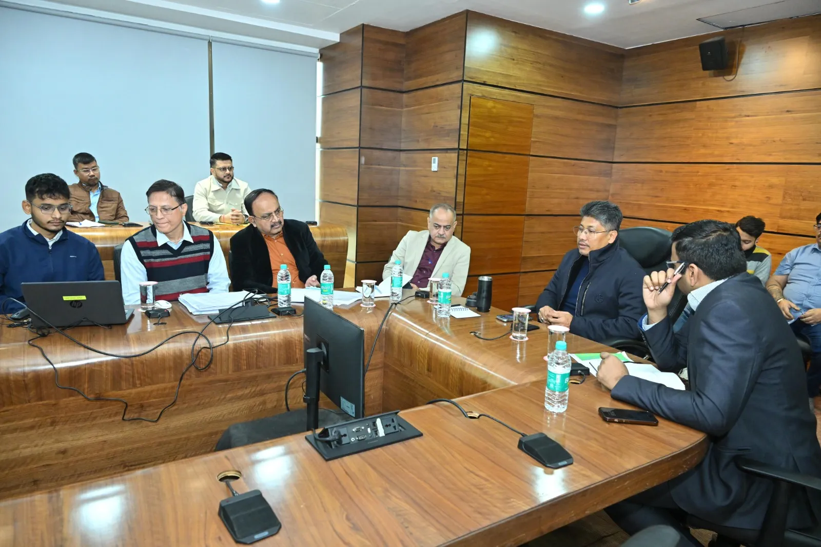 আলোচনাত মিলিত মন্ত্ৰী পীয়ুষ হাজৰিকা