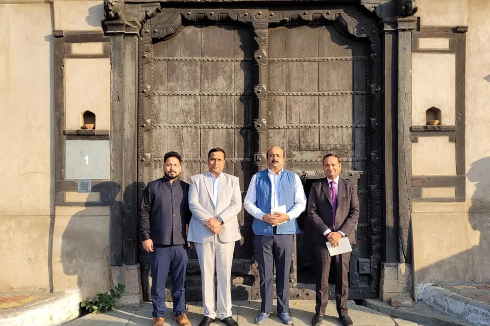 গুজৰাটত বৃন্দাবনী বস্ত্ৰ দৰ্শন কৰা মন্ত্ৰী জয়ন্ত মল্ল বৰুৱা