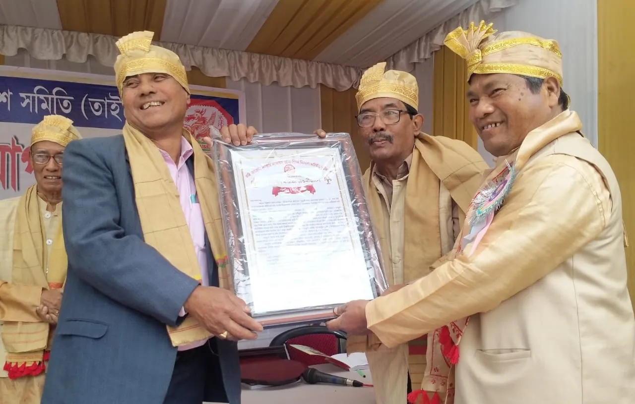 ডাঃ বিপিন খঙীয়াক ‘দাতাৰত্ন’ বঁটা প্ৰদান