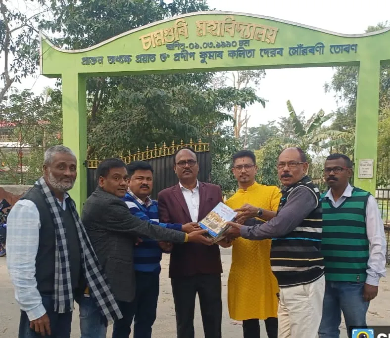 সৰস্বতী পূজাত নতুন পাঠক সৃষ্টিৰ লক্ষ্যৰে ছাত্ৰ-ছাত্ৰীলৈ কিতাপ উপহাৰ...