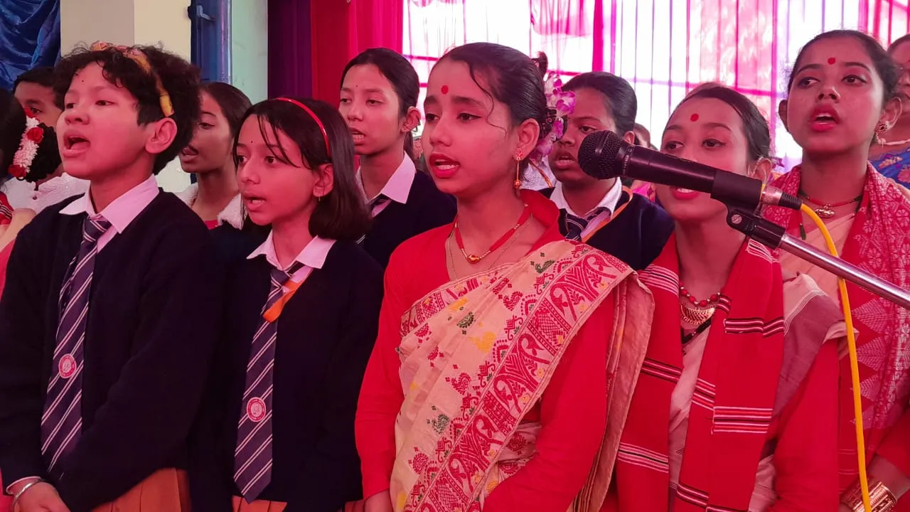 জাতীয় সংগীত পৰিৱেশনৰ মুহূৰ্তত একাংশ শিক্ষাৰ্থী
