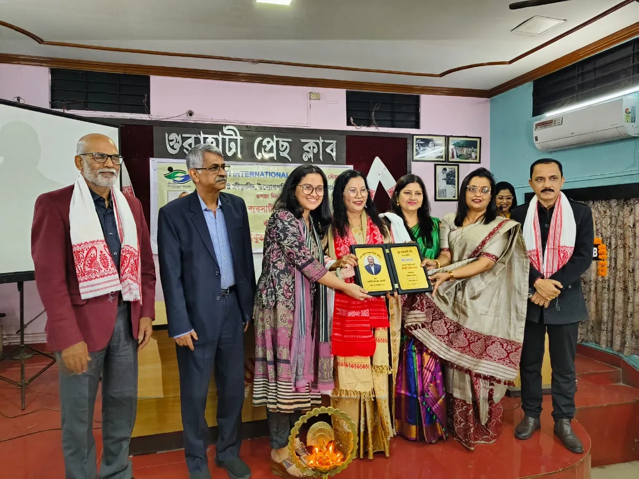প্ৰেছ ক্লাৱত গাম্ভীৰ্যপূৰ্ণ অনুষ্ঠান