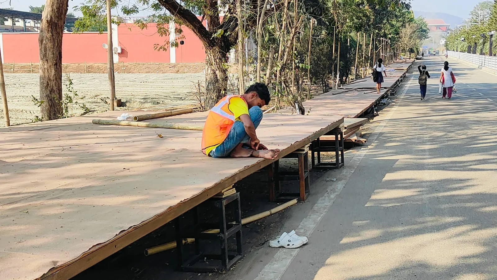 কাষে কাষে নিৰ্মাণ কৰা হৈছে অস্থায়ী মণ্ডপ