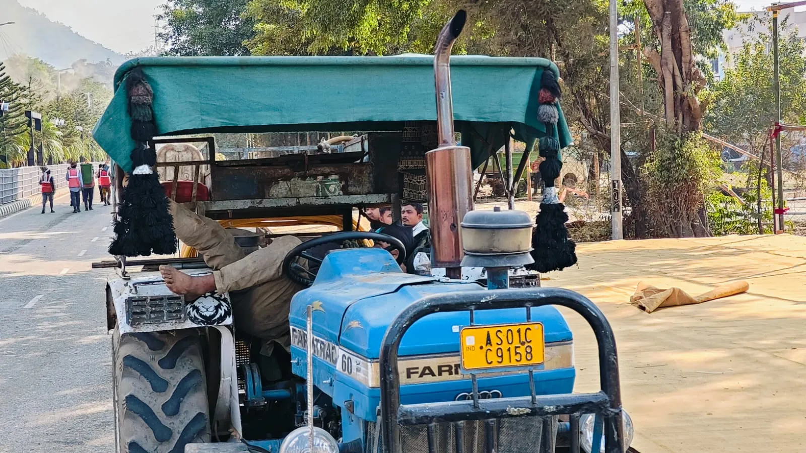 টেক্টৰতে লৈছে জিৰণি