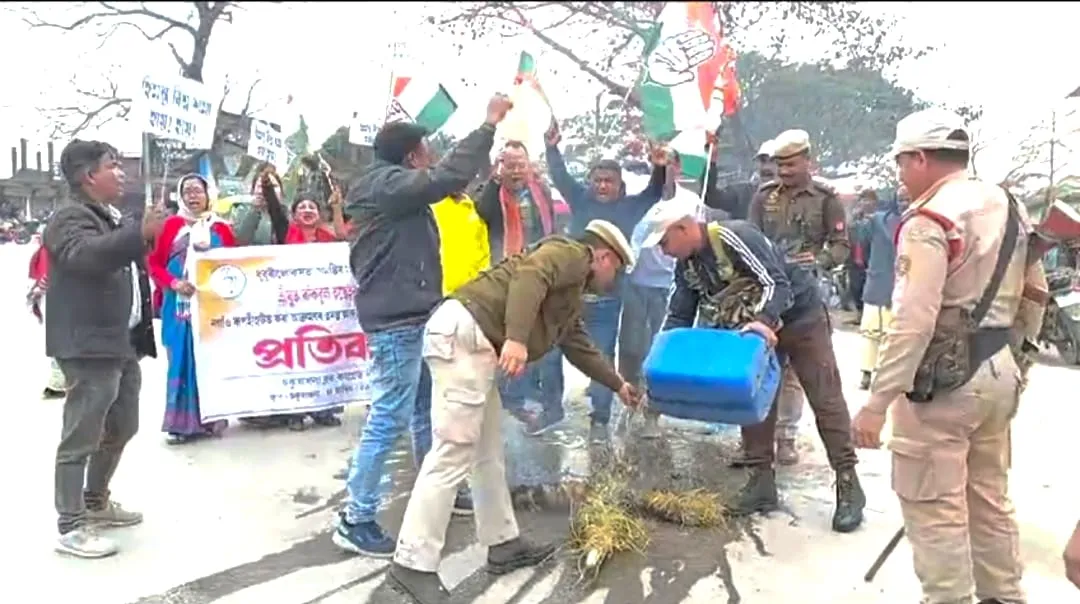 ঢকুৱাখনাত প্ৰতিবাদ