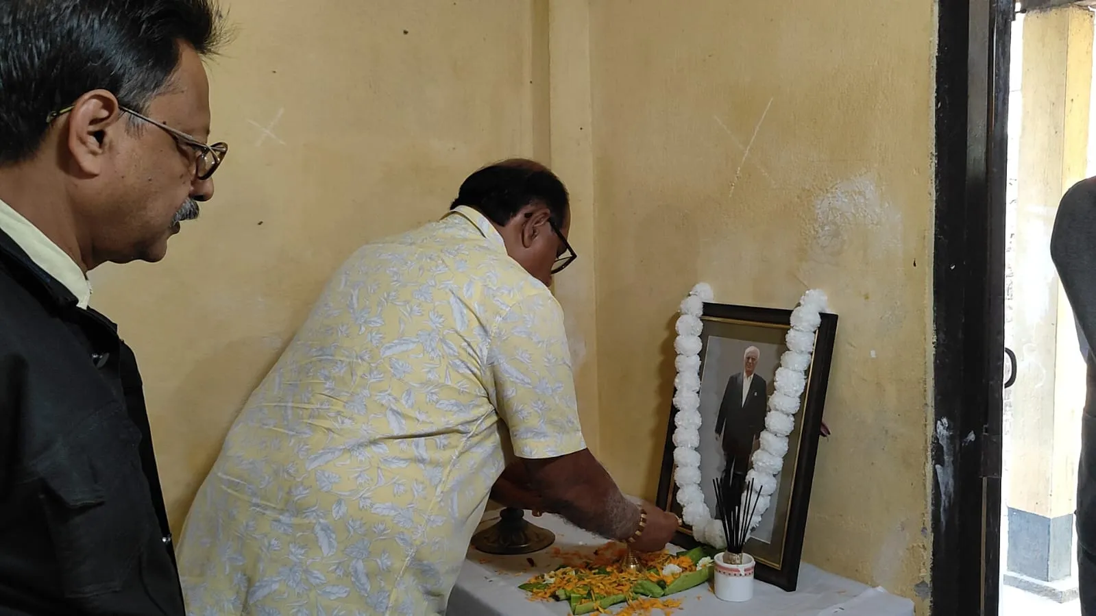 পিতৃ দেৱানন্দ বৰুৱাৰ প্ৰতিচ্ছবিত শ্ৰদ্ধা নিবেদন
