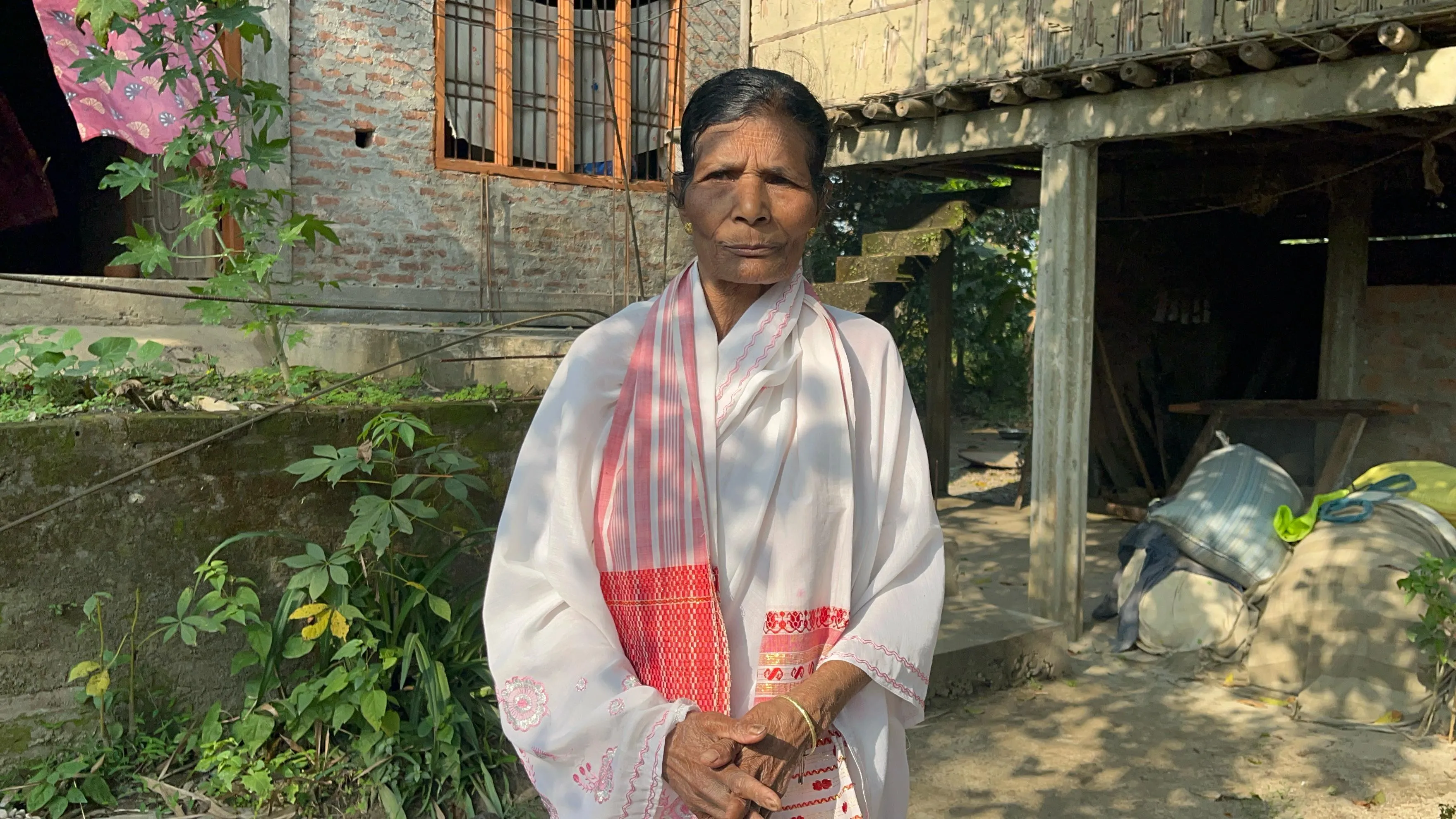 ঢকুৱাখনাত শগুণ সংৰক্ষণত ব্ৰতী এগৰাকী মহিলা
