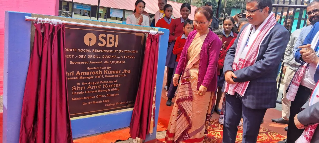 দিল্লী দোৱনীয়া প্ৰাথমিক বিদ্যালয়ত ভাৰতীয় ষ্টেট বেংকৰ ‘সামজিক দায়বদ্ধতা’ কাৰ্য্যসূচী 