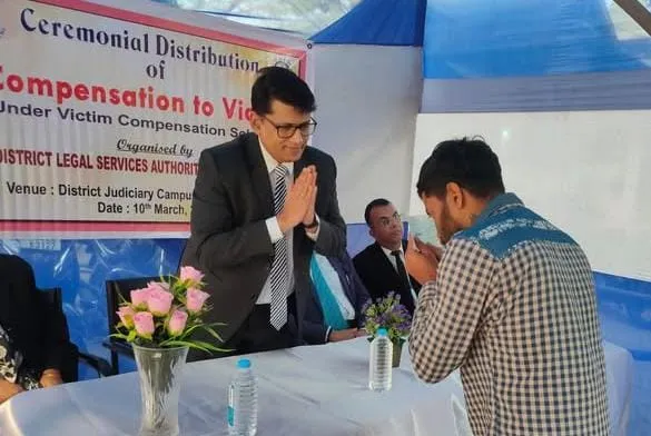 জিলা আইন সেৱা প্ৰাধিকাৰী নগাঁৱৰ উদ্যোগত পীড়িত লোকক অৰ্থ সাহায্যৰ চেক প্ৰদান