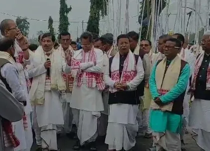 হেজাৰী ভাওনা উপলক্ষে উপস্থিত থকা অভ্যাগতসকল