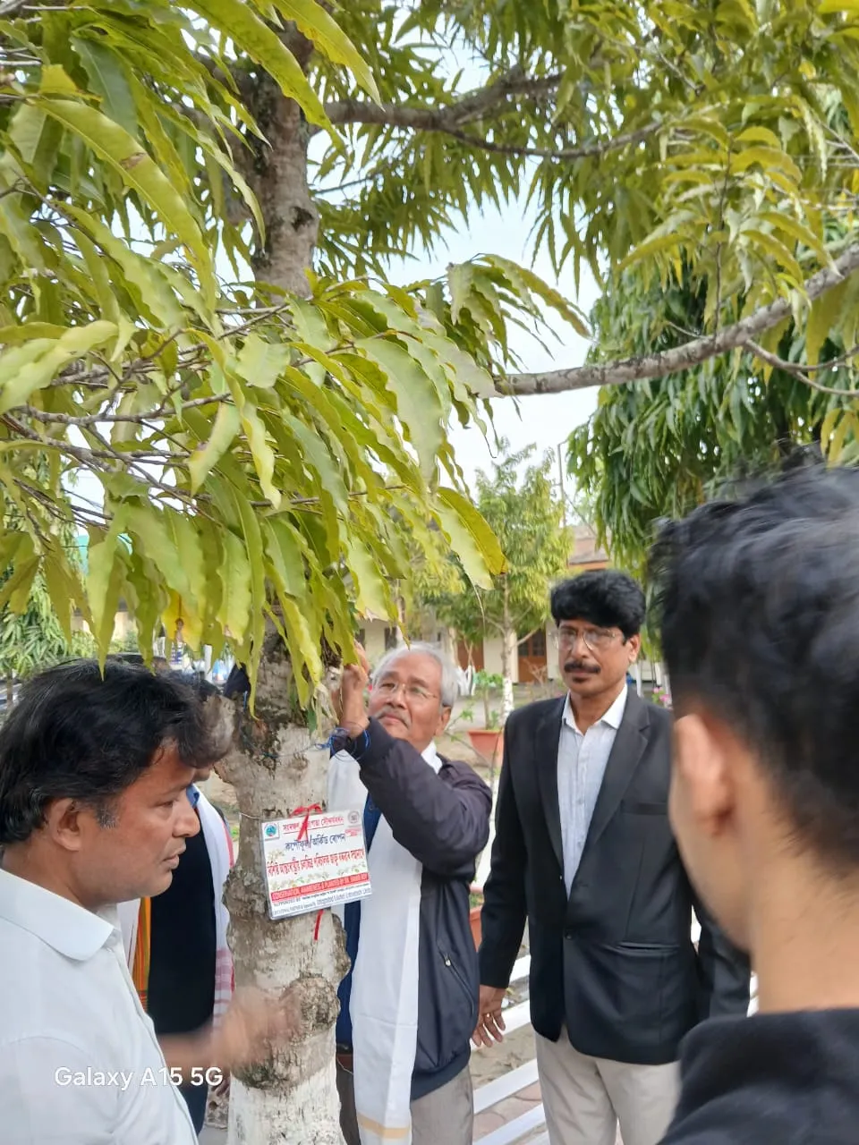চলচ্চিত্ৰ পৰিচালক জাহ্নু বৰুৱাক ‘মঘাই ওজা বঁটা’ প্ৰদান
