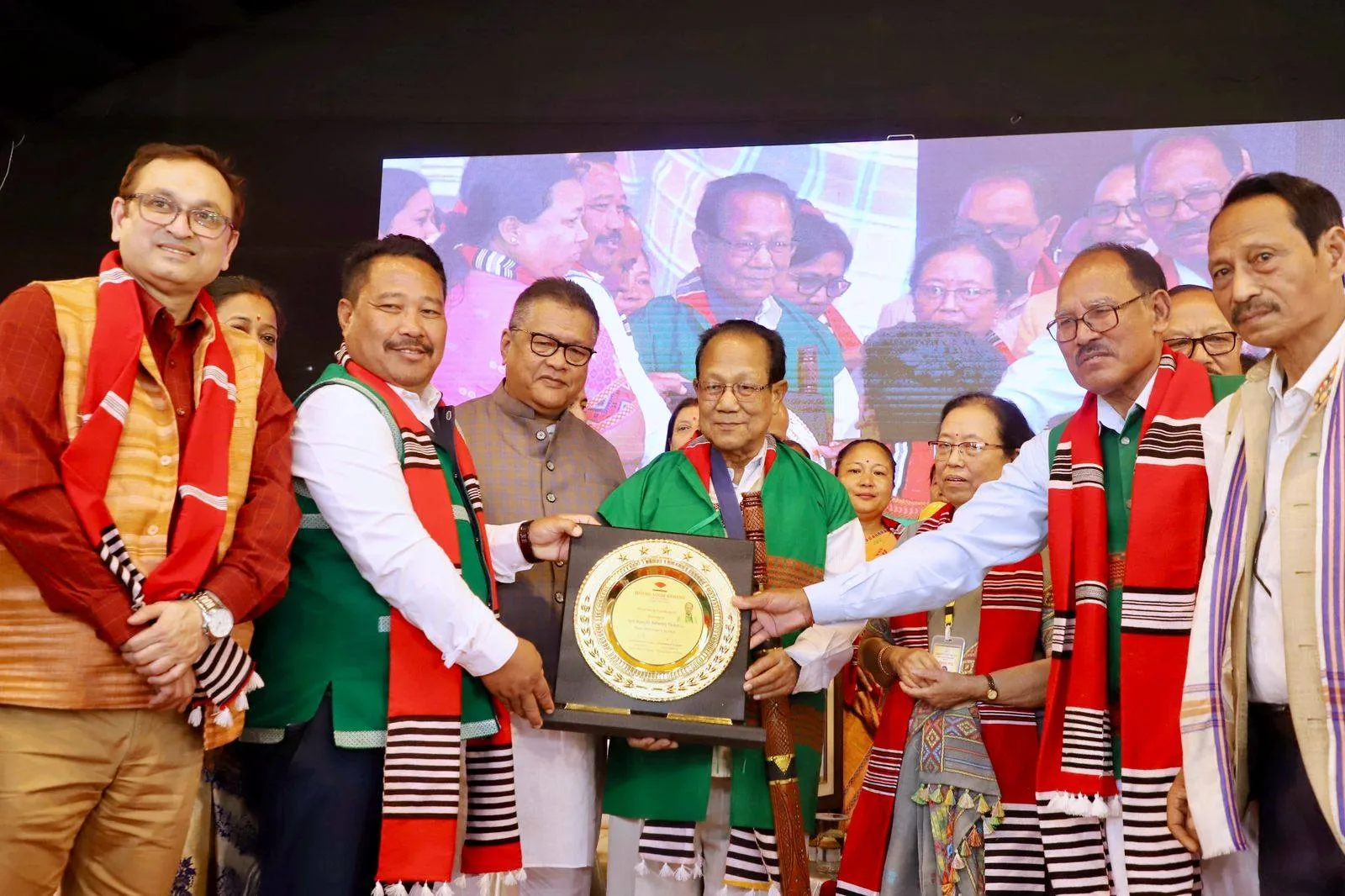 সাহিত্যচাৰ্য নাহেন্দ্ৰ পাদুনলৈ জীৱনজোৰা সাধনা বঁটা