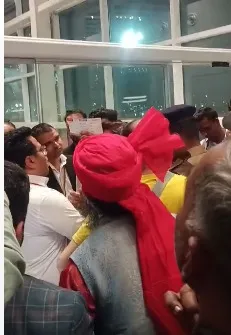ক্ষোভিত যাত্ৰীৰ একাংশ