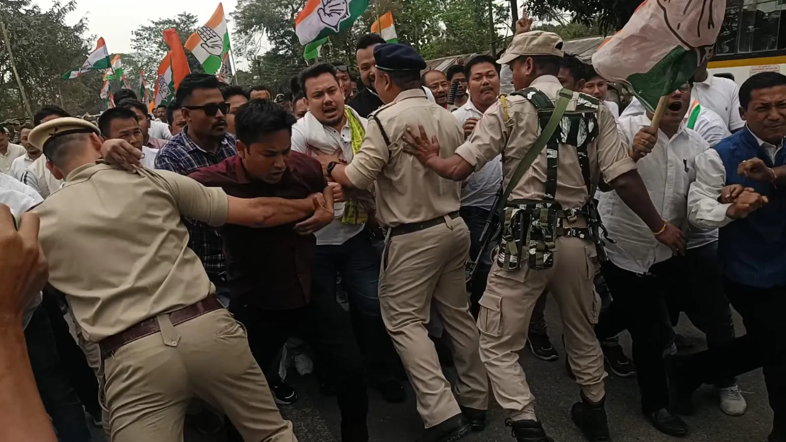 ধেমাজিত কংগ্ৰেছৰ উত্তাল প্ৰতিবাদঃ আৰক্ষী, প্ৰতিবাদকাৰী আহত