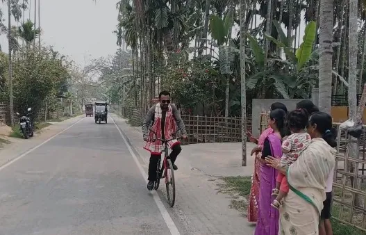 চাইকেল চলাই মহাকুম্ভ মেলাত উপস্থিত হৈ, বিভিন্ন তীৰ্থ দৰ্শন কৰি বটদ্ৰৱাত উপস্থিত যুৱক