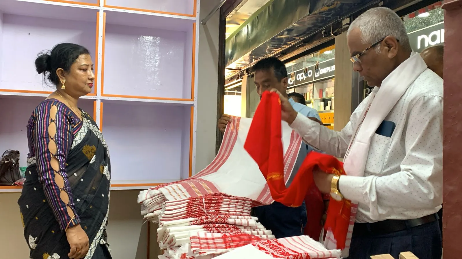 শিৱসাগৰত থলুৱা শিপিনীক উৎসাহিত কৰাৰ লক্ষ্যৰে 'গামোচা মেলা' আৰম্ভ