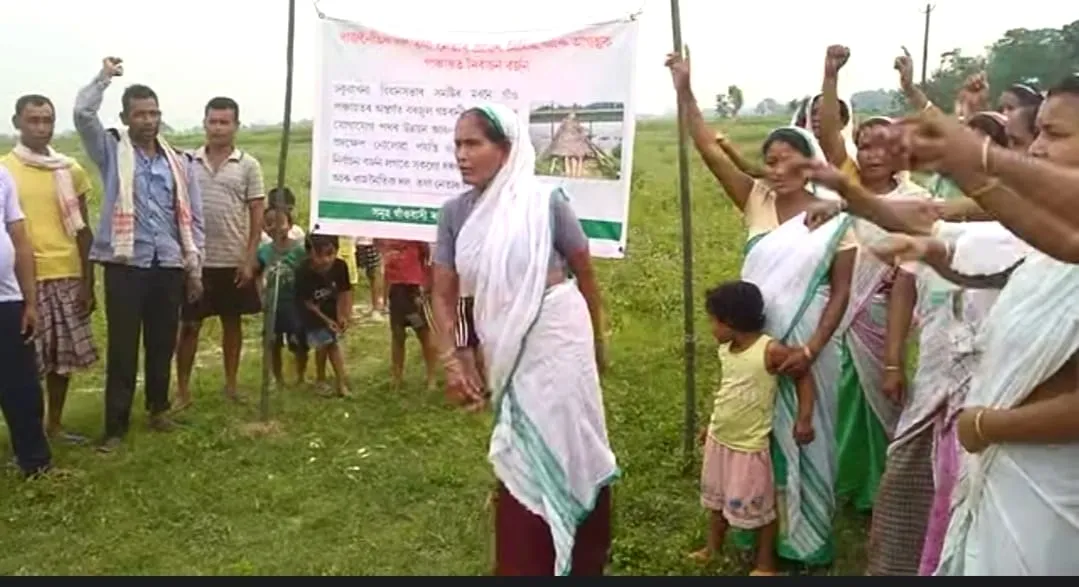 ঢকুৱাখনাত ৰাজনীতিকৰ প্ৰৱেশ নিষেধেৰে ভোট বৰ্জনৰ হুংকাৰ ৰাইজৰ