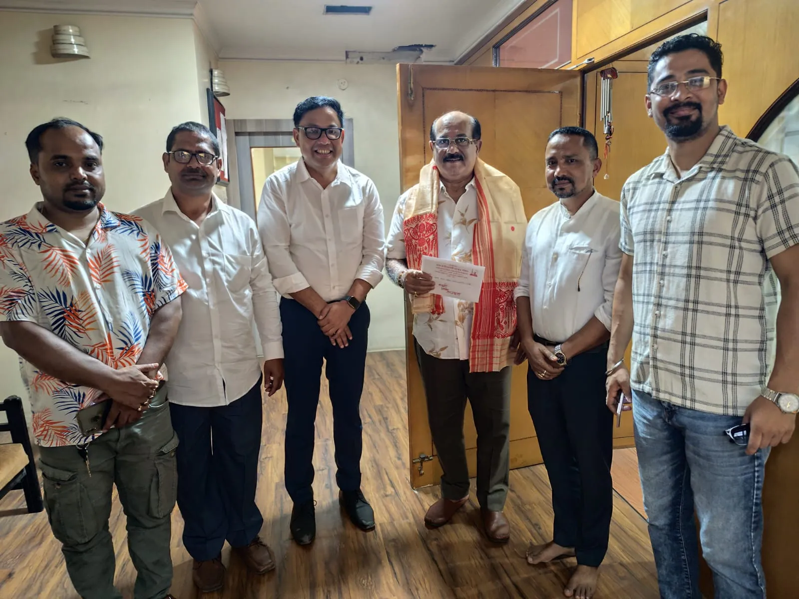 জয়ন্ত বৰুৱাক সাক্ষাৎ কৰি AJYCP-এ জনালে বিহুৰ শুভেচ্ছাঃ পৰম্পৰা ৰক্ষাৰে গ্ৰহণ কৰিলে আশীৰ্বাদ
