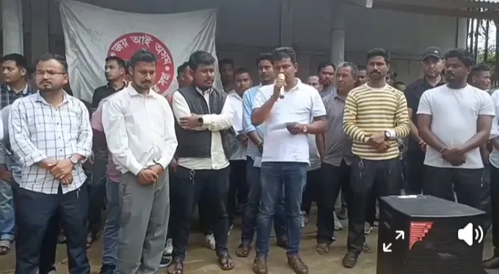 জোনাইত ছাত্ৰ নেতাক অকাৰণতে গুৰুলা-গুৰুলকৈ প্ৰহাৰ আৰক্ষী বিষয়াৰ