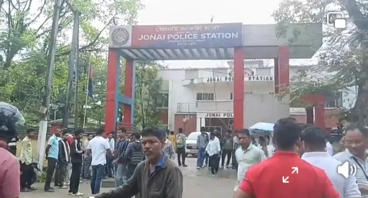 জোনাইত ছাত্ৰ নেতাক অকাৰণতে গুৰুলা-গুৰুলকৈ প্ৰহাৰ আৰক্ষী বিষয়াৰ