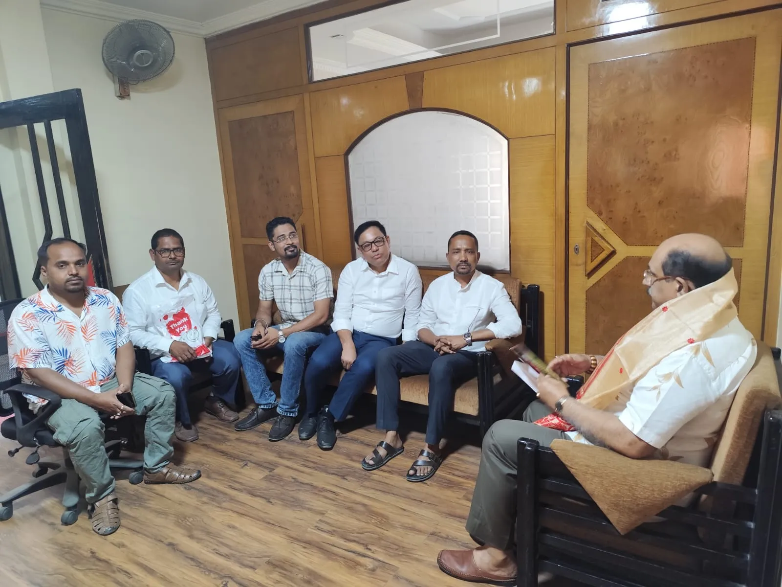 জয়ন্ত বৰুৱাক সাক্ষাৎ কৰি AJYCP-এ জনালে বিহুৰ শুভেচ্ছাঃ পৰম্পৰা ৰক্ষাৰে গ্ৰহণ কৰিলে আশীৰ্বাদ